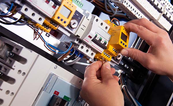 professionele erkende elektricien inschakelen